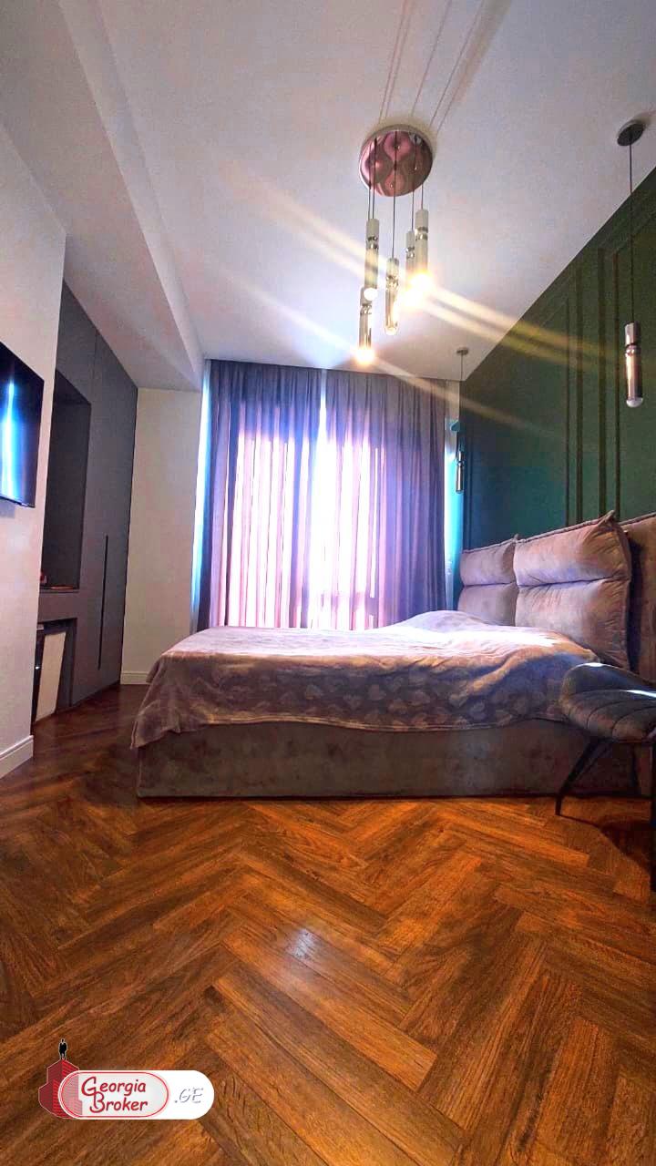 продается квартира с новым ремонтом 4-комнаты